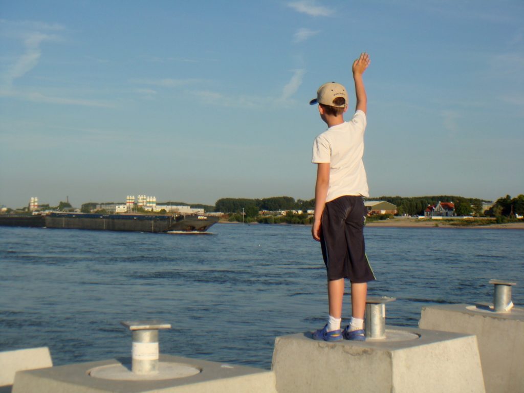 Red Star Poker Moving from MPN to iPoker Network 1 Boy waving goodbye to a ship