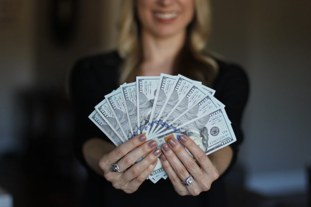 Baseball Bettors Exploit BetMGM Mistake at Bellagio 1 woman holding money