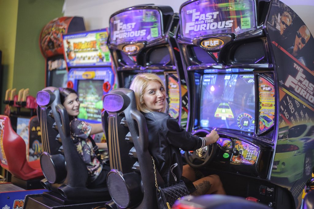 girls playing 1967833 1920